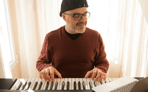 Learn piano online, online music classes , Learn guitar at home 