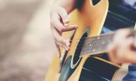 Online Guitar Course to learn the chords of 5 songs in just 4 days