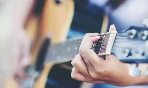 Weekly online guitar course for kids aged 13-16 years old