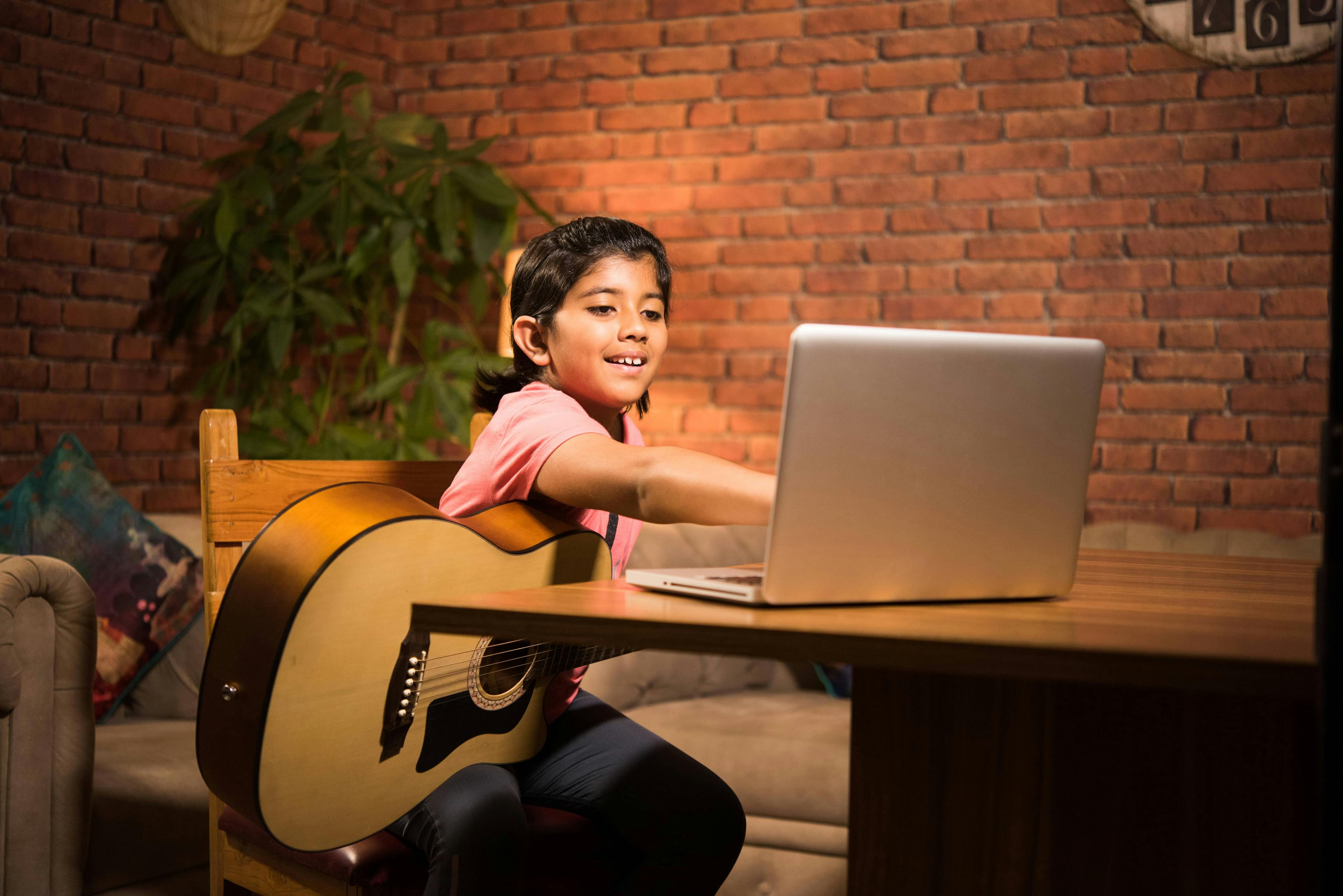 Internet as a Learning Environment for Guitar